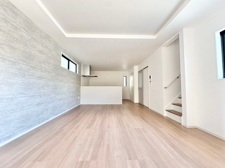 【リビング】
リビングは陽当たり良好で日中は電気いらずで過ごすことができます。リビング一面の大きな窓が、開放感があり自然光がたっぷり差し込みます。大きな窓が印象的なリビングです。