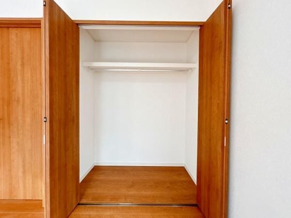 【大容量収納】各居室に収納を完備。荷物をすっきりと整理できるので、居住スペースを最大限に活用いただけます。