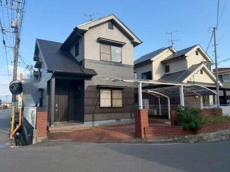 周辺は飲食店や商業施設が点在する便利なエリア。お買い物帰りにも立ち寄りやすい立地が魅力です。