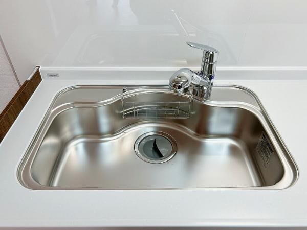【家事ラク設計】広々としたシンクと調理スペース。奥様・旦那様と一緒にキッチンに立ってもゆとりがあります。