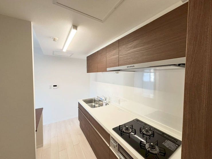 《キッチン》
交換済みのきれいなキッチンでお料理も捗ります♪
3口コンロのため効率的にお料理可能!