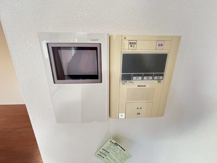 《モニター付きインターホン》
急な来客時も安心!
