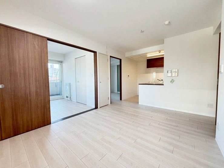 《リビング》
隣接する洋室の戸開けるとより明るい印象♪
ご家族みなさまでおくつろぎいただけます。