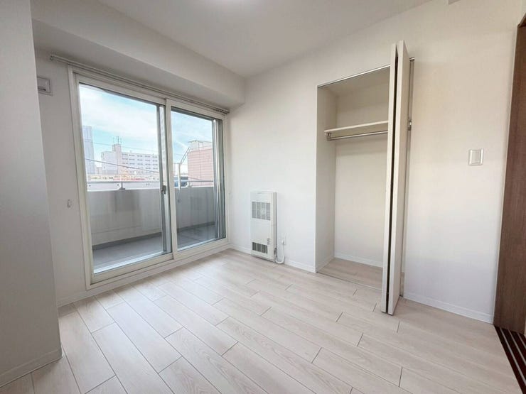 《洋室2》
リビングと隣接する約5.1帖のお部屋です。
バルコニー面した大きな窓があり明るいお部屋です。