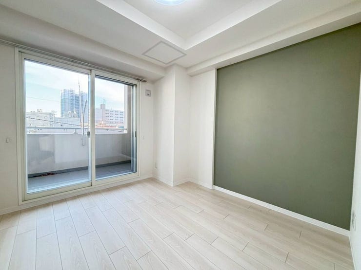 《洋室3》
約5.5帖。グリーンのアクセントクロスがおしゃれな印象のお部屋です。