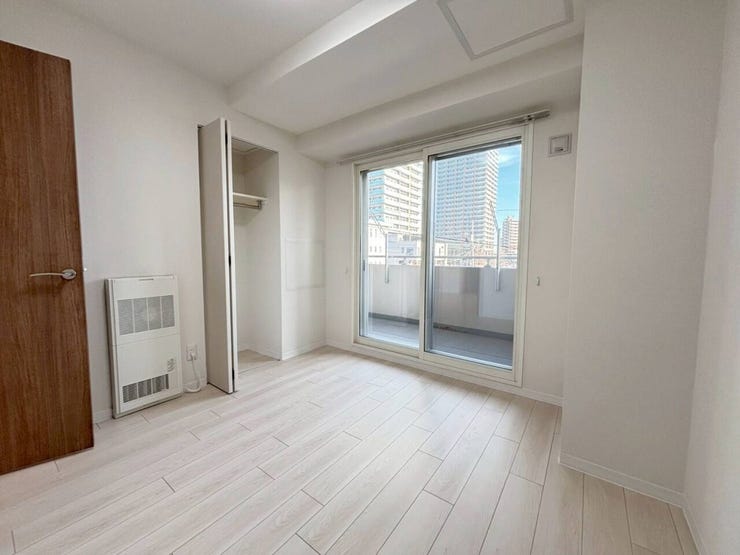 《洋室3》
バルコニーに面した足元からの窓があるお部屋。
より広々とした印象になります。