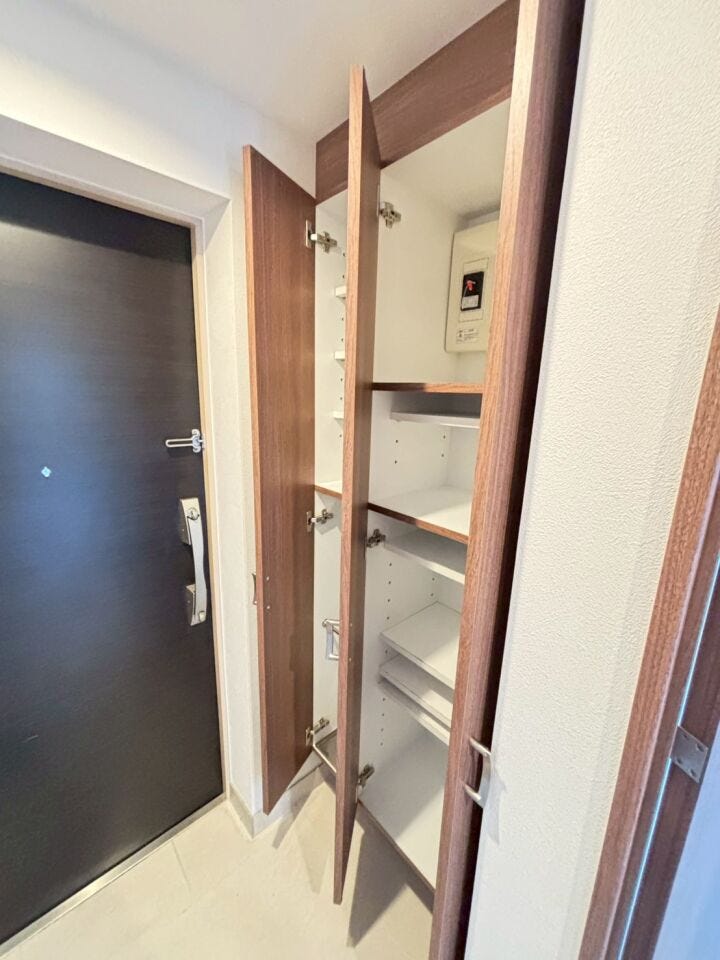《玄関》
収納スペースをしっかりと確保しています。