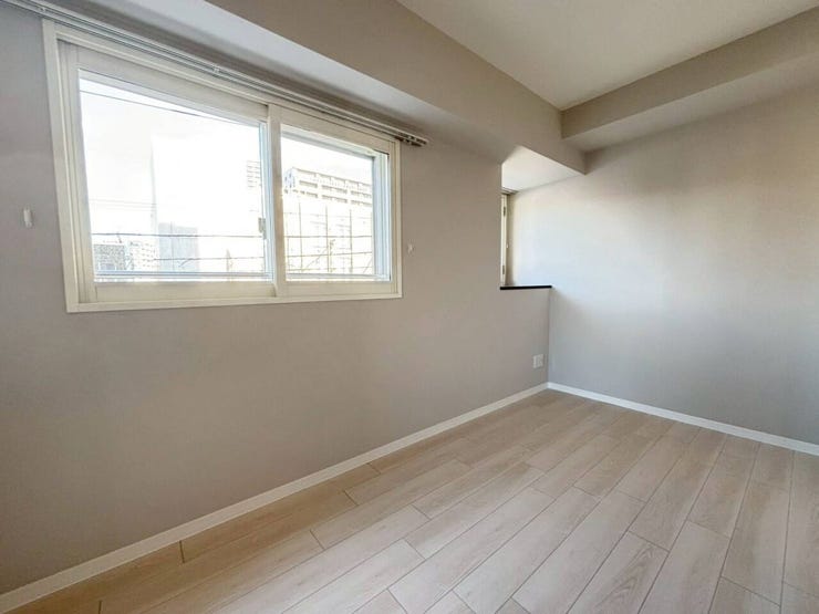 《洋室1》
約6帖のお部屋です。
クローゼットがあり収納スペースをしっかりと確保。