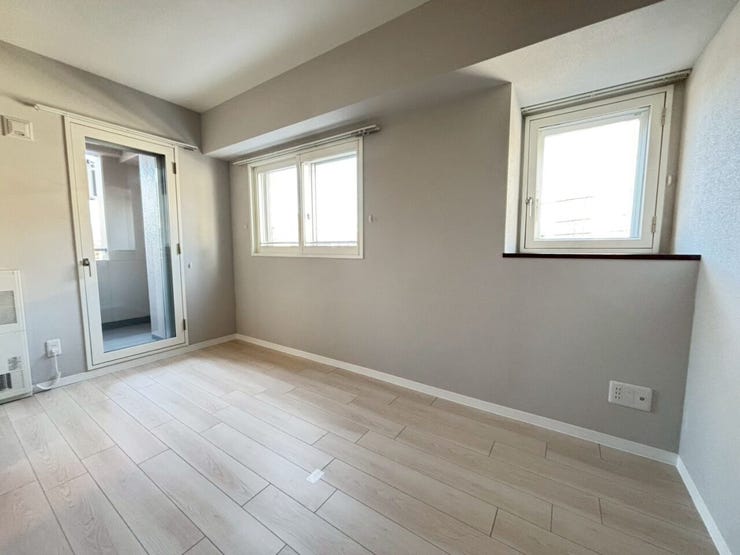 《洋室1》
2面に窓があり日当たり・風通し良好♪
グレーの壁紙がおしゃれな印象です。