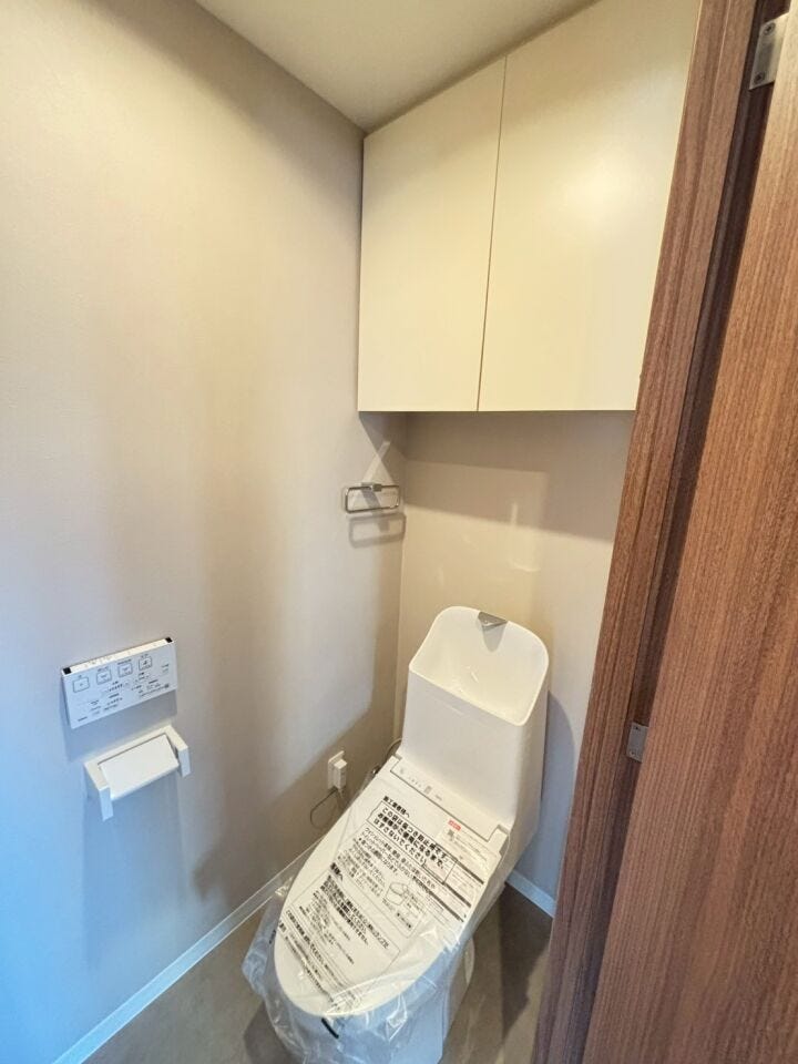 《トイレ》
ウォシュレット付きトイレです。
上部収納あり!ストック品や掃除用品の収納に♪