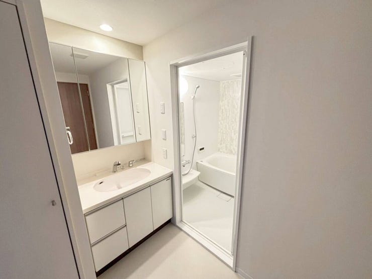 《洗面化粧台》
シンプルで使いやすい洗面化粧台。
下の扉を開けるとストック品等を収納可能です。