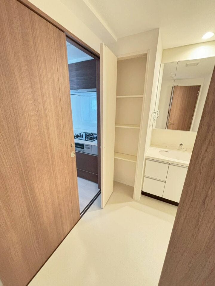 《洗面室》
キッチンとの出入りもしやすい洗面室。
収納スペースがあり、タオルや洗剤のストック等もスッキリ。