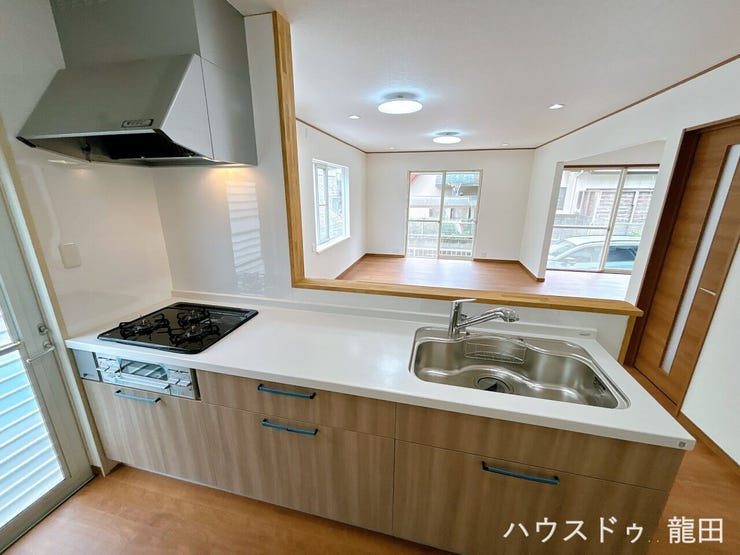 家族が自然と集まる、温かみのある住まい。カウンターキッチンで新しい暮らしを始めませんか