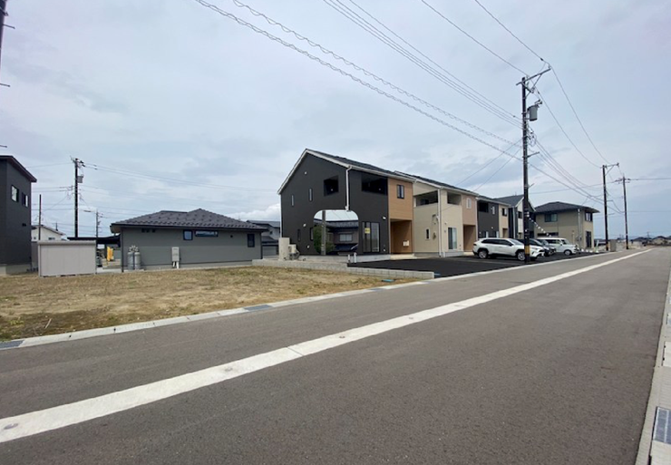 前面道路には融雪装置があり、雪の日も安心です。
