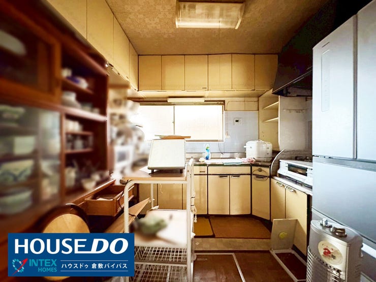 【窓から光が差し込むキッチン】
窓から光が差し込む明るいキッチンは、お料理の時間がもっと楽しくなりそう!
使いやすい間取りと広さで、毎日の家事がはかどります☆