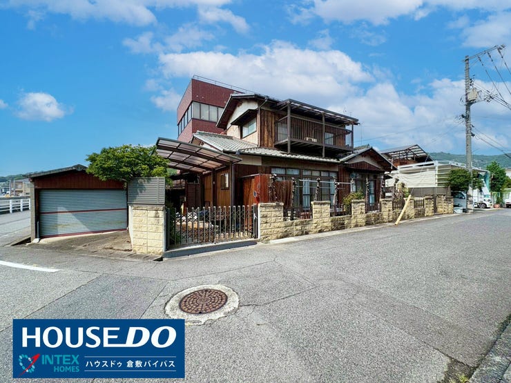 【外観】
【陽当たり良好の日本家屋】
青い空と緑に映える落ち着いた佇まい♪陽光に恵まれたこの家で、穏やかな新生活を始めませんか?