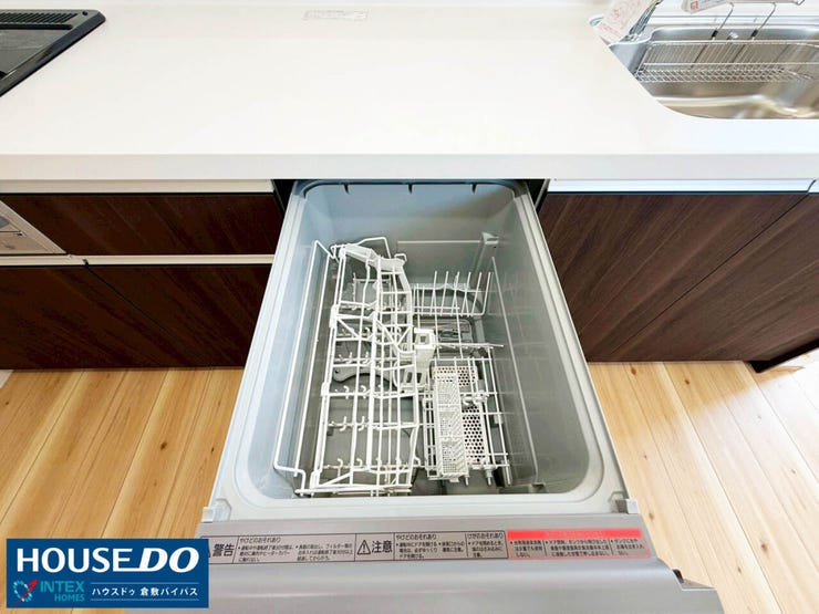 【家事の手間をグッと減らす食洗機】
忙しいファミリーの強い味方、食器洗い乾燥機を完備!食後の片付けをパパッと任せられるので、食後は家族みんなでゆっくり団らんの時間を過ごせますね!