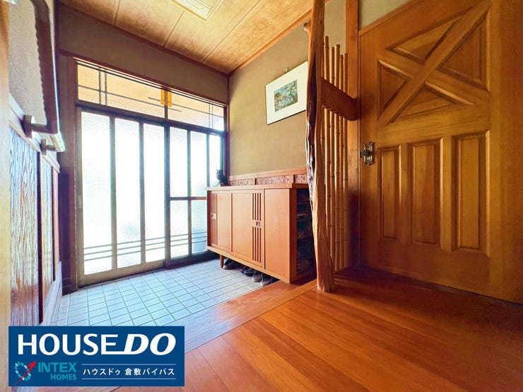 【家族を迎えるあたたかな玄関】
東向きの玄関は、朝の光が差し込み、一日のはじまりを明るくしてくれますね☆
毎日笑顔で「いってらっしゃい」「おかえりなさい」が聞こえてきそう!