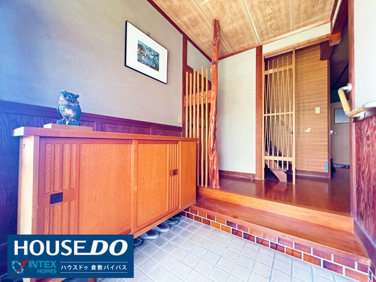 【お出迎えの玄関】
ゆとりのある玄関にはすぐに階段があるので、2階へもスムーズに移動できます◎
家族の帰宅が楽しみになりますね!