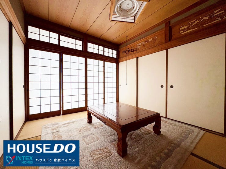 【くつろぎの和室】
広々とした二間続きの和室。陽光が差し込む縁側で、ゆったりとくつろぐ時間は至福のひととき。
お子さまのお昼寝や遊び場にもぴったりです。