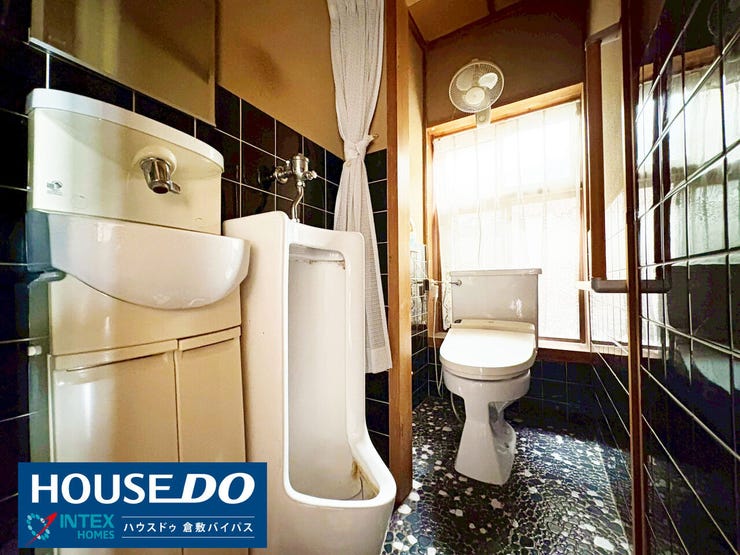 【男女兼用で便利なトイレ】
男子用・女子用の両方が設置された、便利なトイレです!窓があるため換気もばっちり!いつでも清潔に保てます◎