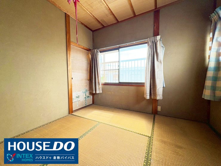 【お子様部屋にも!2階の和室】
陽光が差し込む明るい2階の和室は、お子様のお部屋にもぴったり☆
畳の上なら、元気いっぱい遊んでも安心ですね!