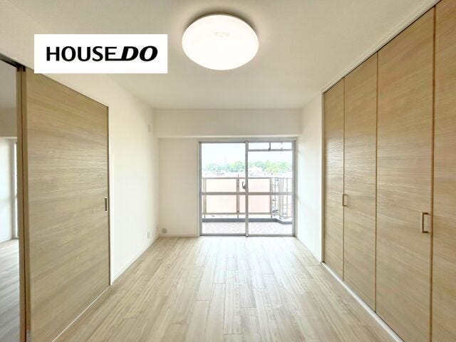 バルコニーに面する6帖の洋室。窓が大きいので、朝も気持ちよく起きられそうです♪