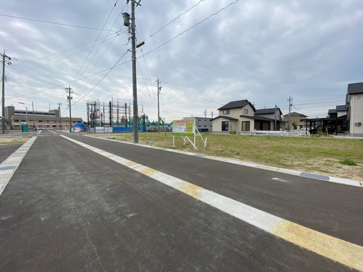 前面道路には融雪装置があり、雪の日も安心です。
