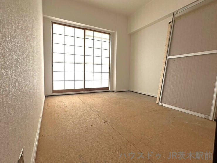 大きな窓で採光良好◎客間としてもお子さまの遊ぶスペースにもご利用いただけます!