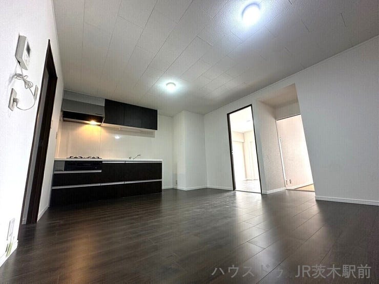 【リビング】
LDK13帖♪ブラックカラーのキッチンとフロアの木目の相性◎
グレーの家具を置いてモダンスタイルの部屋にも出来そうですね♪