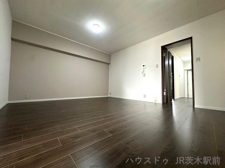 グレージュクロスが貼られたお部屋♪どんな家具でも合わせやすい◎