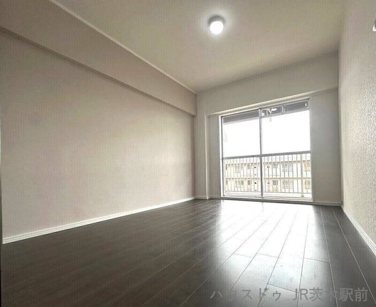 大きな窓で採光良好◎