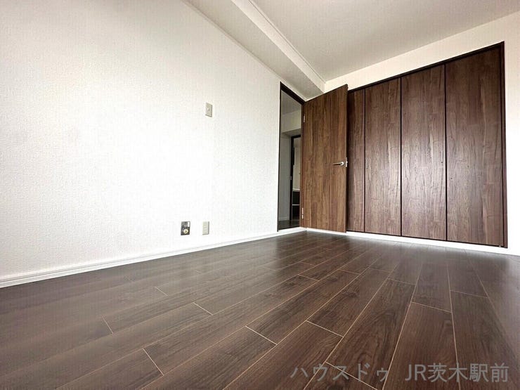 6帖超の洋室!ベッド・テーブル・テレビ・収納棚を置くことが出来ます♪