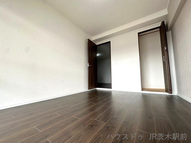 6帖超の洋室!ベッド・テーブル・テレビ・収納棚を置くことが出来ます♪