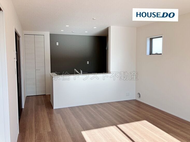 リビングを見渡すことができる対面式カウンターキッチン。リビングと一体感があります♪