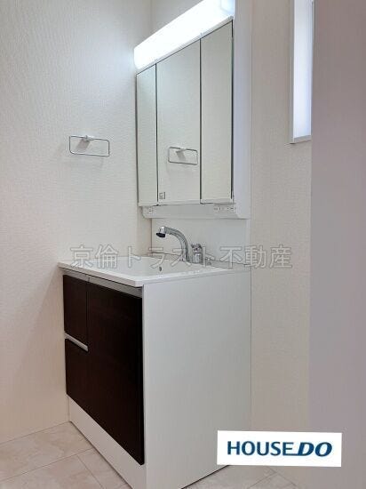 洗面台はお手入れがしやすい一体型ボウル。三面鏡の裏は収納スペースになっていて機能的です!