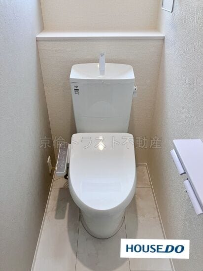 スタンダードな手洗いタンク一体型の洋風便器は温水洗浄機能付き!