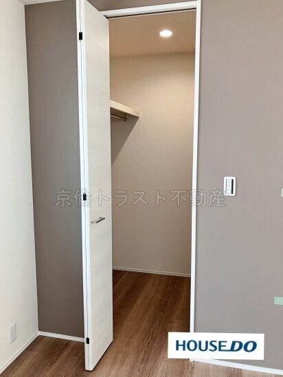 主寝室にはウォークインクローゼットがあります!たくさんの洋服や季節用品を1ヶ所にまとめて機能的に収納できます!