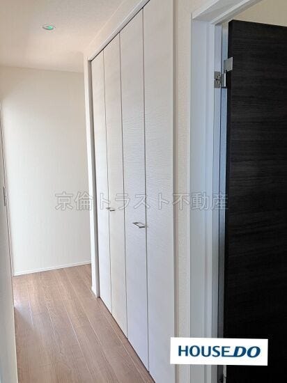 廊下に大容量の収納があります!