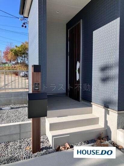 エントランスにはインターホンとポストが一体になったスマートな機能門柱が設置されています。