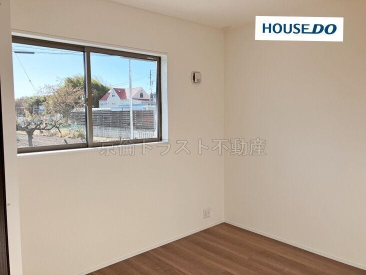 南側洋室4.5帖 お子様の遊び場やご家族の寛ぎスペースにお使いいただけます◎