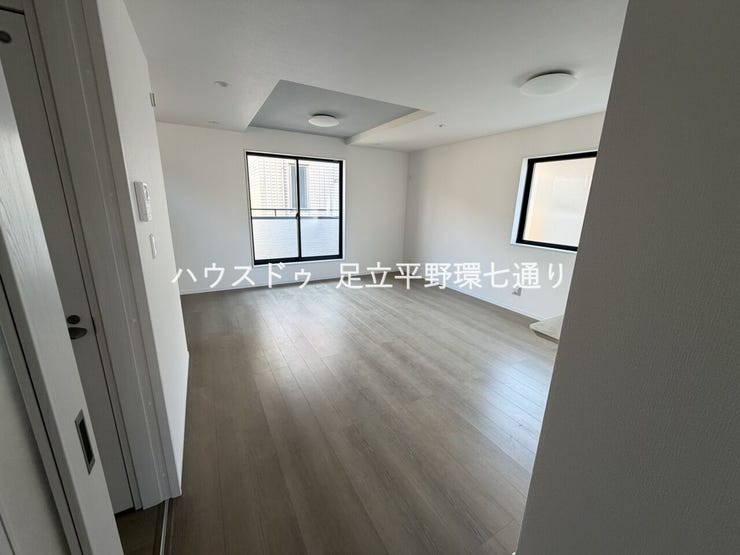 大きな窓から光が差し込む明るい洋室。ゆとりある空間で快適に過ごせます。