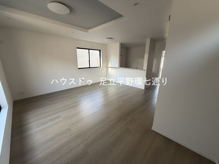 折上天井を採用したLDKは開放感たっぷり。デザイン性の高いおしゃれな空間です。