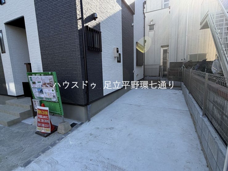 駐車スペース付きでお車をお持ちの方も安心。前面道路も落ち着いた住宅街で出入りもスムーズです。