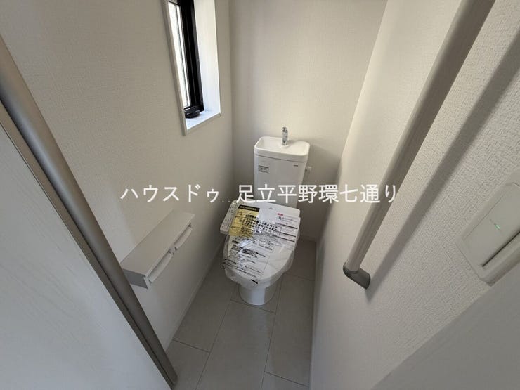 温水洗浄便座付きトイレで快適。各階に設置されており生活動線も良好です。