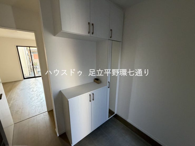 玄関収納充実でスッキリ片付く空間。ミラー付きでお出かけ前の身だしなみチェックも可能。