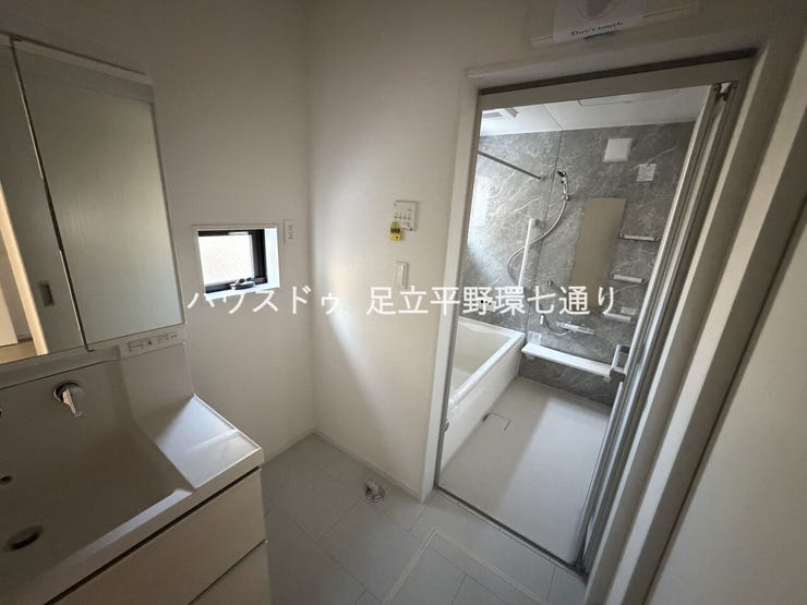 清潔感のある洗面室と浴室。窓付きで換気も良好、毎日快適に使えます。