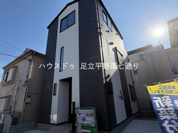 【外観】
スタイリッシュな外観が魅力の新築戸建。モノトーンデザインで洗練された印象です。