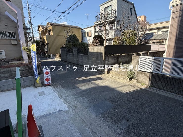 周辺は閑静な住宅街で落ち着いた住環境。車通りも少なく、静かに暮らしたい方におすすめです。
