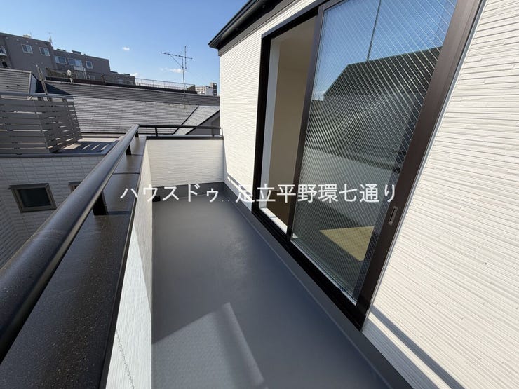 バルコニーは日当たり良好で開放感あり。洗濯物もよく乾き、快適にお使いいただけます。